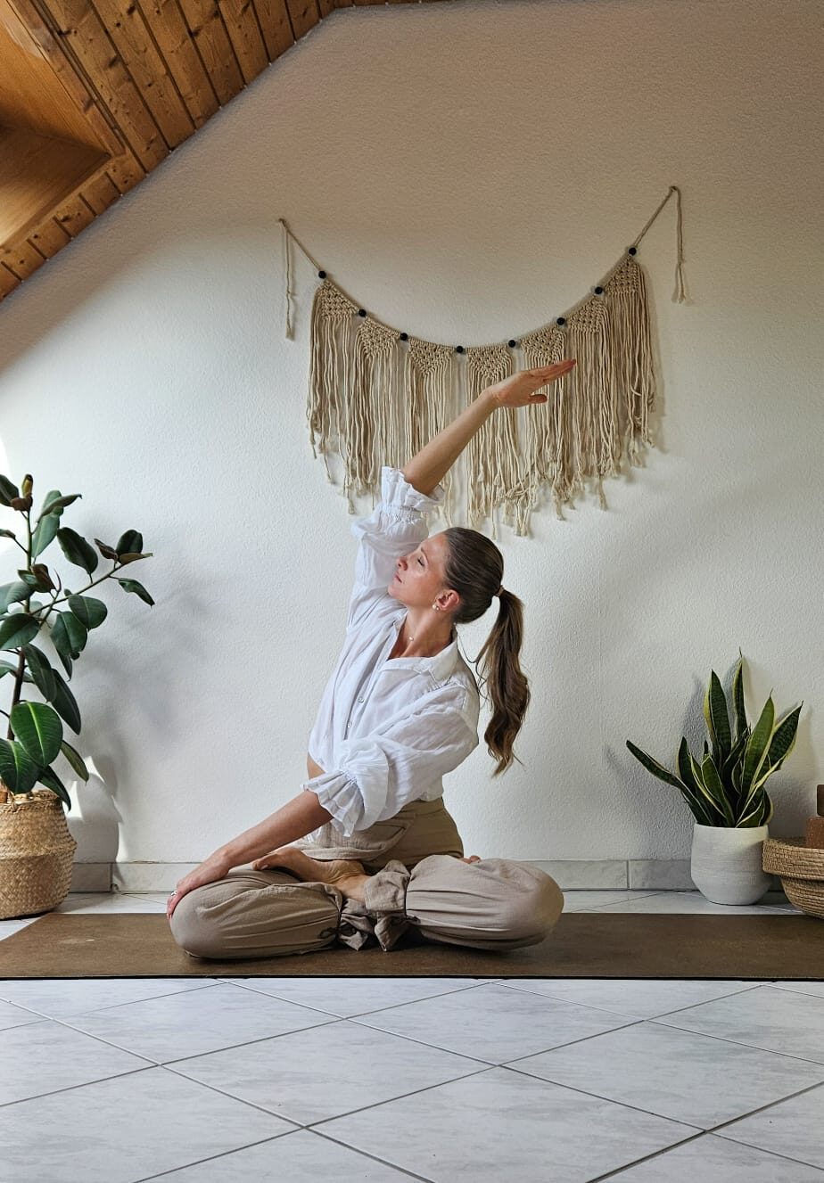 Person in ruhiger Hatha Yoga Haltung im weichen Tageslicht